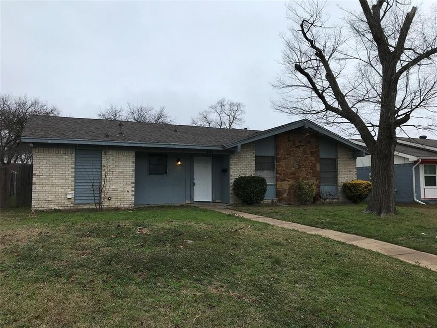 NICE 3 BED 1.5 BATH GARLAND HOME NEAR 30 & GEORGE BUSH TOLLWAY. FRESHLY PAINTED, ENCLOSED PATIO IN BACK, LARGE UTILITY ROOM, LVP FLOORING, SPACIOUS, NEW APPLIANCES. LARGE FENCED BACK YARD, ONE YEAR LEASE. MUST SEE!!