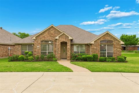 Photo of 110 Crestway Drive #29, Cedar Hill, TX 75104 (MLS # 21252172)