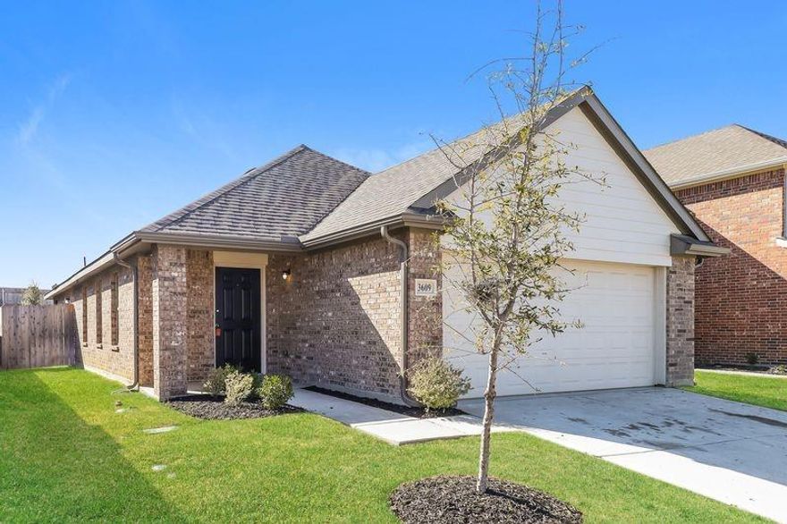 The Blakeford is a popular one-story plan with 3 bedrooms and 2 baths. This plan has an open living room and dining area concept. The master suite is tucked in the back of the home with a private bathroom and walk-in spacious closet. The other two bedrooms are similar in size and have close access to the second bathroom. Features wood-grain vinyl plank flooring, one car garage, fenced backyard, and a sprinkler system. All homes are SimplyMaintained for a $100 monthly fee that includes front and back yard lawn care and exterior pest control.