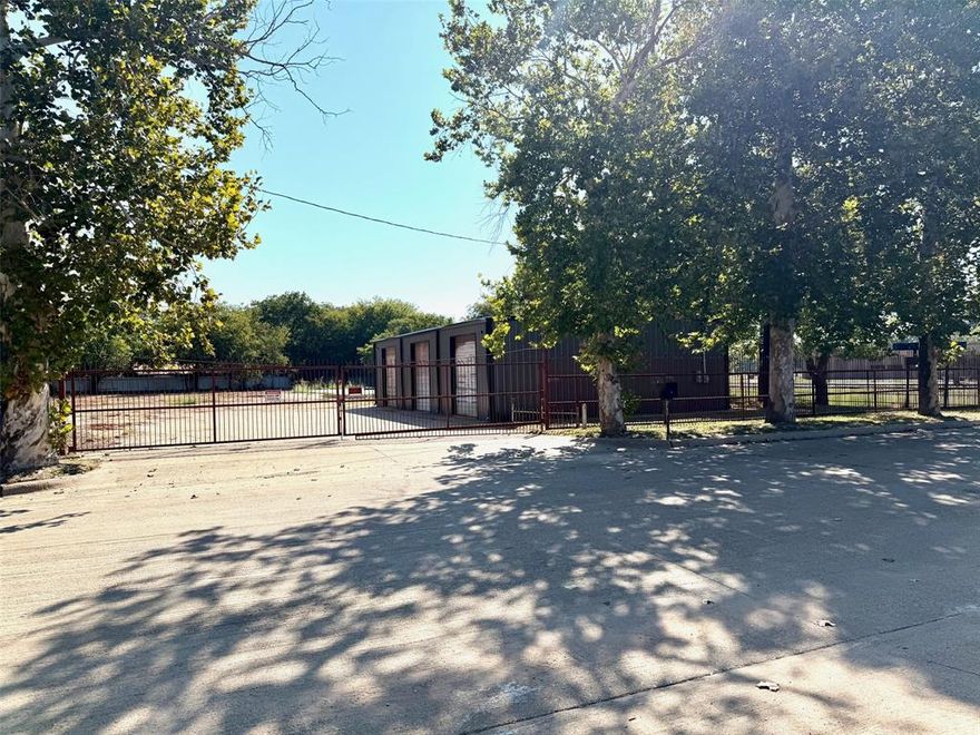 Motivated Seller!  Will look at any and all offers.  Prime Commercial Investment Opportunity in Downtown Granbury
Discover 1.402 acres of premium commercial real estate located in the heart of beautiful downtown Granbury. This exceptional property offers versatile development potential—ideal for office space, residential homes, or condominium projects.
Don’t miss this rare opportunity to invest in one of Granbury’s most desirable locations. Schedule your visit today to explore the possibilities.