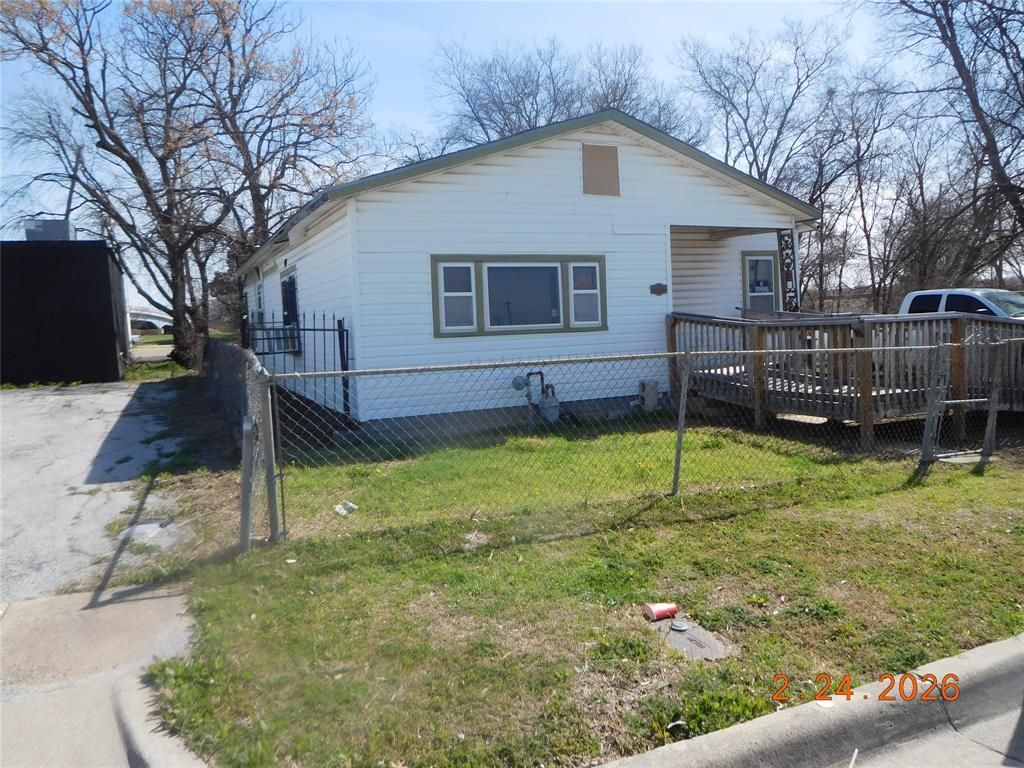 Photo of 655 Crawford Street, Fort Worth, TX 76104 (MLS # 21194314)