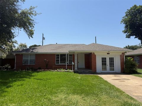 Photo of 428 La Salle Drive, Richardson, TX 75081 (MLS # 21341489)