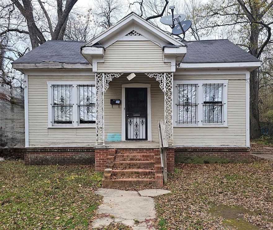 INVESTOR SPECIAL!!! This property needs some TLC. It could be your next Flip Project or rental-income opportunity. Needs Work. BRING ALL OFFERS!
Sold As Is,  No Repairs by Seller.