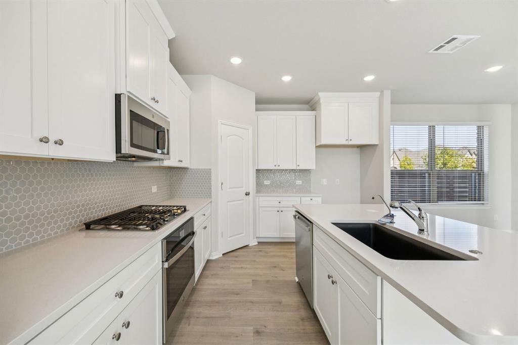 Photo of 2101 Lone Oak Trail, Mesquite, TX 75181 (MLS # 21090529)