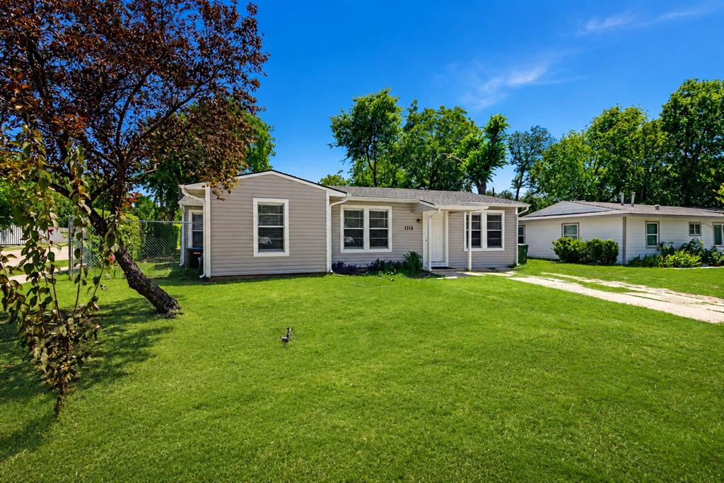 Photo of 1318 Raines Street, Arlington, TX 76010 (MLS # 21350712)