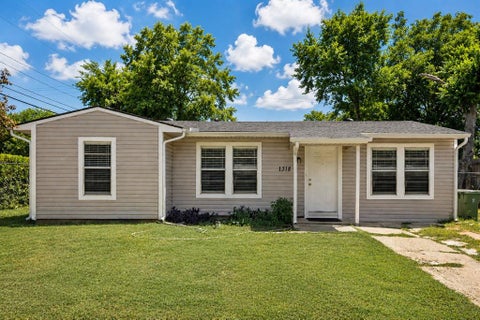Photo of 1318 Raines Street, Arlington, TX 76010 (MLS # 21350712)