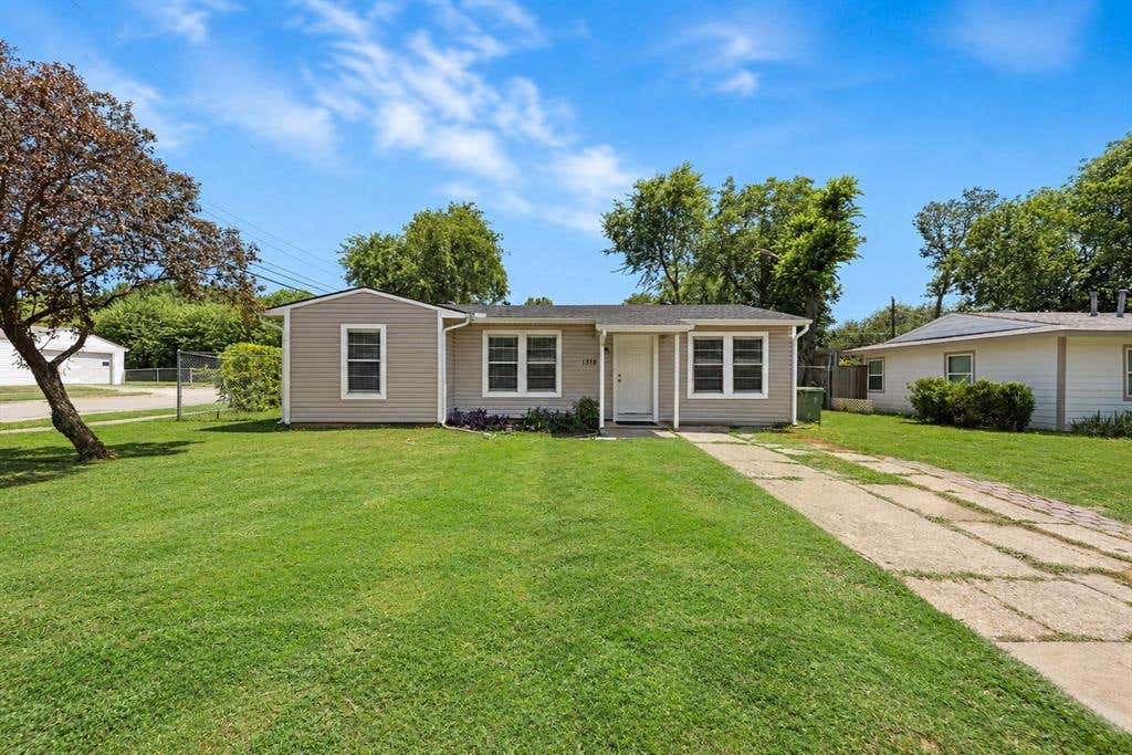 Photo of 1318 Raines Street, Arlington, TX 76010 (MLS # 21350712)