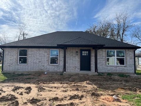 Photo of 201 N Pecan Street, Whitesboro, TX 76273 (MLS # 21199899)