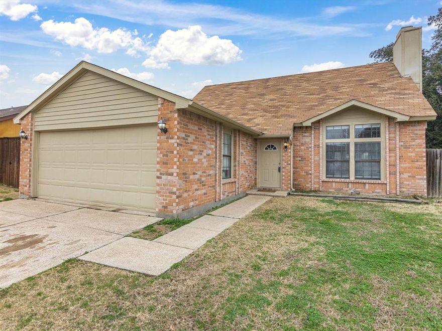 **Beautiful 4-Bedroom, 2-Bathroom Family Home with Open Floor Plan and Spacious Backyard**
Step into comfort with this stunning 4-bedroom, 2-bathroom home, boasting a spacious open floor plan that seamlessly connects the living room, dining area, and kitchen, perfect for modern living. The living room features soaring ceilings and a cozy fireplace, creating a warm and inviting atmosphere. The master bedroom is a highlight, located on the first floor for privacy and convenience, providing a serene retreat from the day-to-day hustle. Enjoy the luxury of a large backyard, ideal for outdoor activities and gatherings. Whether you're hosting a barbecue, enjoying a family game night, or simply soaking up the sunshine, this space is perfect for all your needs. This home combines comfort, style, and practicality, making it an excellent choice for anyone looking to create lasting memories in a beautiful setting.