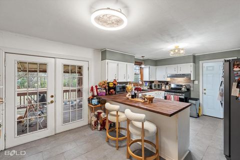 Photo of 305 Greenwood Street, Mooringsport, LA 71060 (MLS # 21153831)