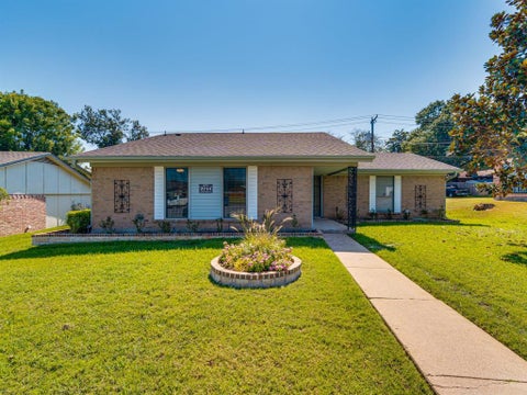 Photo of 2714 Meadow Bluff Lane, Dallas, TX 75237 (MLS # 21405391)