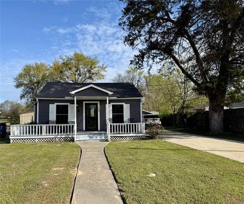 Photo of 509 Sherman Street St, Winnsboro, TX 75494 (MLS # 21213282)