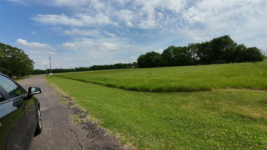 APPROX. 23 ACRES ON SCARLET DRIVE IN AIRLINE PARK ESTATES AVAILABLE. ZONING IS B-3 HISGH VISIBILITY AND TRAFFIC COUNT, CLSOE TO I-220, WEMPLE ROAD, AND KINGSTON ROAD IN NORTH BOSSIER.