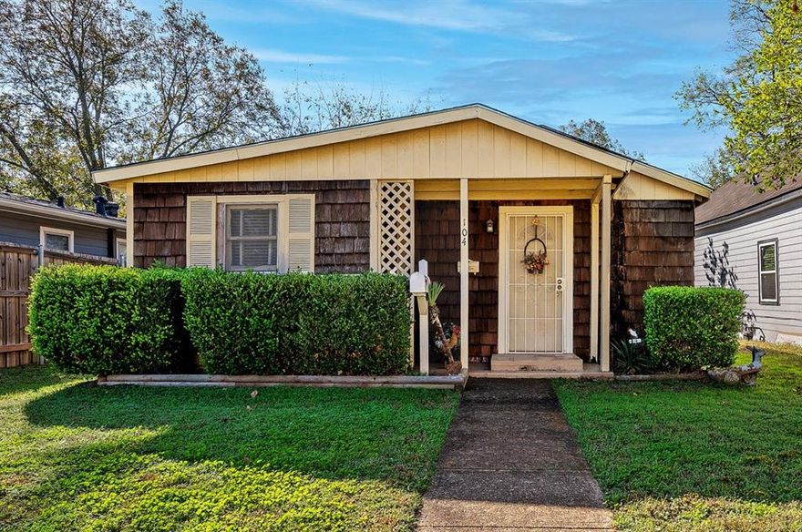 Beautiful charming home very well maintained, open-concept kitchen and living space, alley access, large backyard