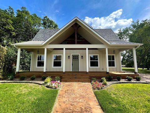 Photo of 104 Charter Street, Whitesboro, TX 76273 (MLS # 21262405)