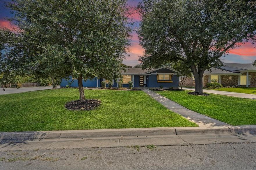 *** Buyers we heard you loud and clear- your wishlist just became our punch list! We received your feedback and made major improvements! So if you stopped by before or it’s your very first time, this lovely house is truly ready for you to call home. Schedule your showing today and be impressed! Welcome to this completely renovated Mid-Century Modern home located in established Wedgwood.   This lovely home seamlessly merges timeless design with contemporary comforts. With 3 spacious bedrooms and 2 full bathrooms, a living and dining area, and a sunroom, this home offers a perfect blend of style, functionality, and elegance. The open concept living and dining areas create an inviting ambiance that is perfect for both relaxation and entertaining. A sleek kitchen featuring new appliances, custom cabinetry, and stylish countertops.  The primary ensuite offers a beautiful stand alone tub and extended shower perfect retreat to relax at the end of a long day.  The property boasts a sunroom with sliding windows to allow the beauty of nature indoors. There is also a 2 car garage with electricity that can be used as a workshop. Located in the well-established Wedgwood community, residents enjoy proximity to local parks, shopping, dining, and schools, while still experiencing the tranquility of a well-loved neighborhood. Additional upgrades include a new HVAC, energy efficient windows, upgraded plumbing and electrical systems making this property truly move in ready! Schedule your showing today! $10,000 CLOSING COST CREDIT WITH CANOPY MORTGAGE. And save THOUSANDS before the holidays! Seller is a mortgage originator with Canopy Mortgage.