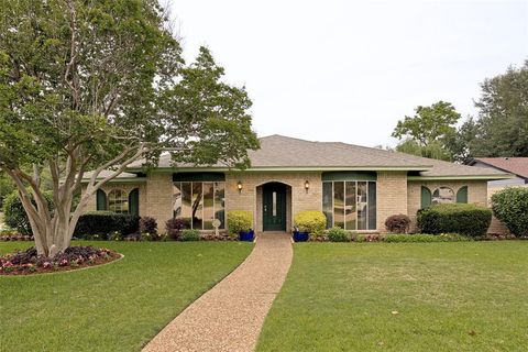 Photo of 1 Collins Court, Richardson, TX 75081 (MLS # 21187225)