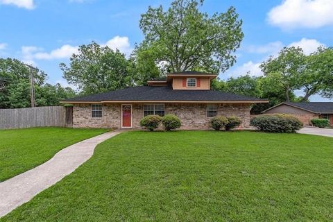 Photo of 314 Fairfield Street, Gainesville, TX 76240 (MLS # 21254426)