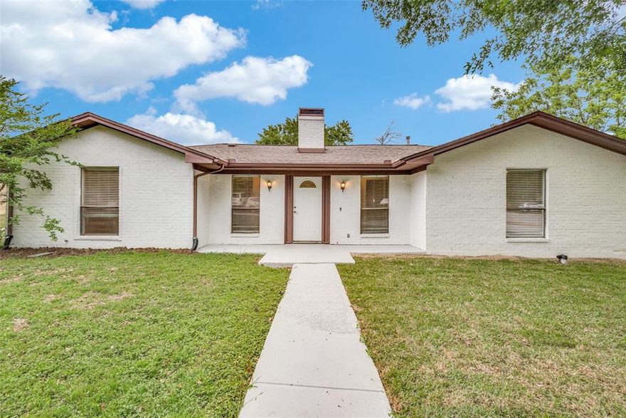 Centrally located home with lots of room! Minutes from Lone Star Park, Six Flags, ATT Stadium, GlobeLife, Hurricane
Harbor etc. etc. 15 minutes to DFW International airport. 30 Min to Dallas and 30 Min to Forth Worth.
Large covered patio with big backyard.