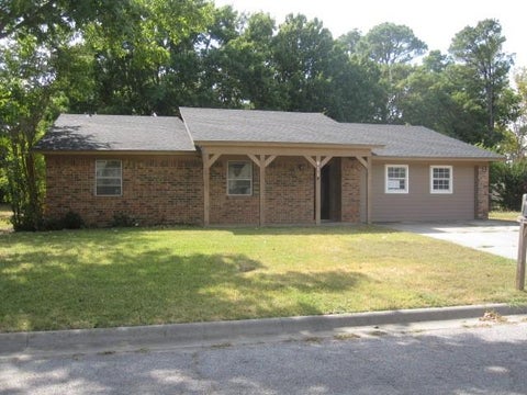 Photo of 411 Ashland Drive, Gainesville, TX 76240 (MLS # 21383707)