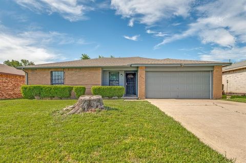 Property photo of 834 Apple Valley, Lancaster, TX 75134
