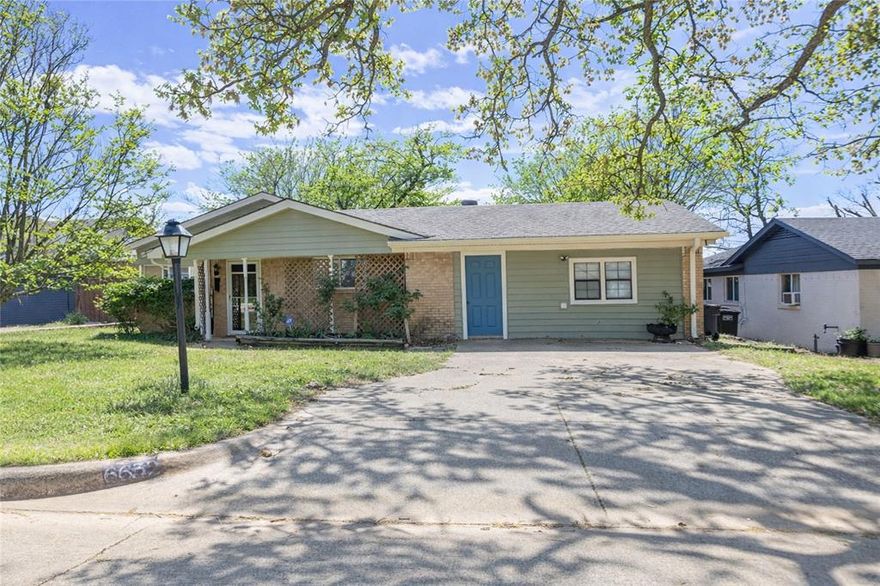Great opportunity for a First-Time Buyer or Investor to purchase a 3-bedroom, 2-bathroom home is east Fort Worth, Tx. Home needs a little upgrading but the bones are very good.
