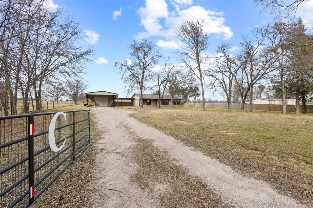 Photo of 1223 Yowell Road, Whitesboro, TX 76273 (MLS # 21159369)