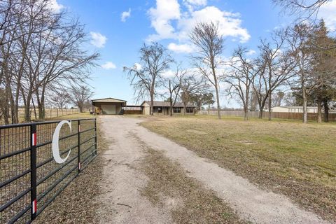 Photo of 1223 Yowell Road, Whitesboro, TX 76273 (MLS # 21159369)