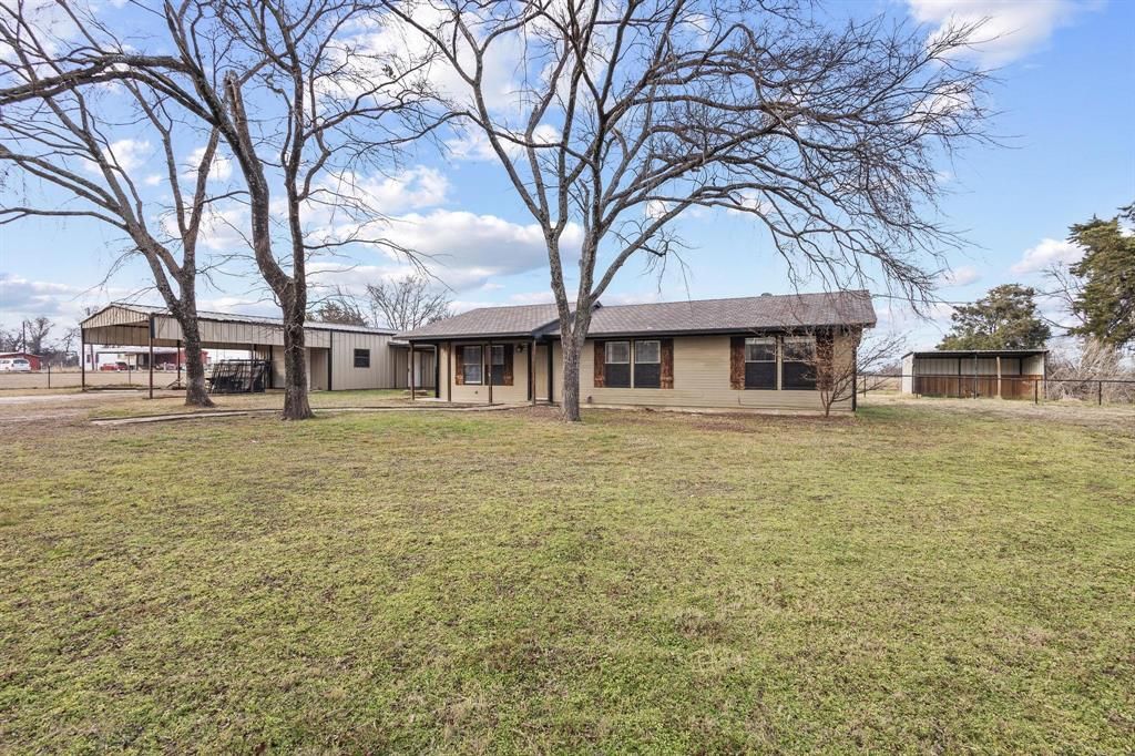 Photo of 1223 Yowell Road, Whitesboro, TX 76273 (MLS # 21159369)