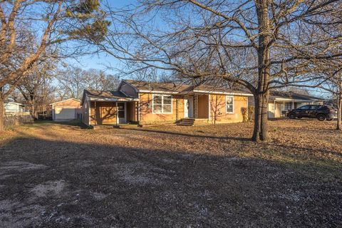 Tiny photo for 1414 Rice Avenue, Gainesville, TX 76240 (MLS # 21210428)