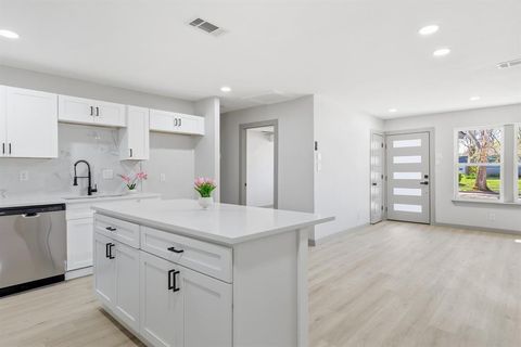 Photo of 1207 Glynn Oaks Drive, Arlington, TX 76010 (MLS # 21213540)