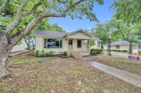 Photo of 214 W Belt Line Road #B, Cedar Hill, TX 75104 (MLS # 21385064)
