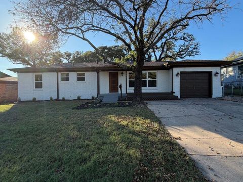 Photo of 905 Brown Trail, Bedford, TX 76022 (MLS # 21120355)