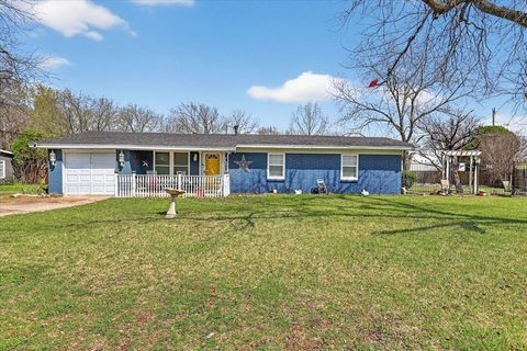 Photo of 315 Hillcrest Street, Mansfield, TX 76063 (MLS # 21213128)