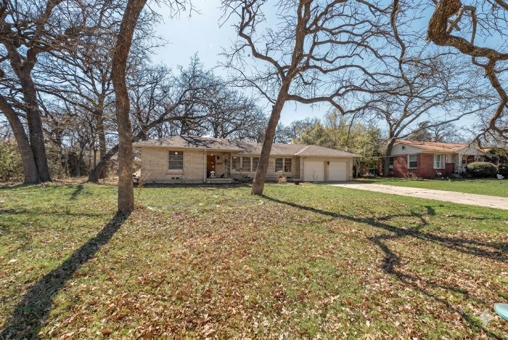 Photo of 1610 Laurelwood Drive, Denton, TX 76209 (MLS # 21194089)
