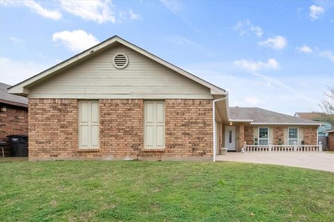 Photo of 3104 Creekwood Lane, Fort Worth, TX 76140 (MLS # 21205829)