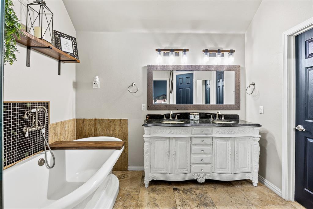 A0140 J W LOVE, TRACT 11, ACRES 5 - Residential