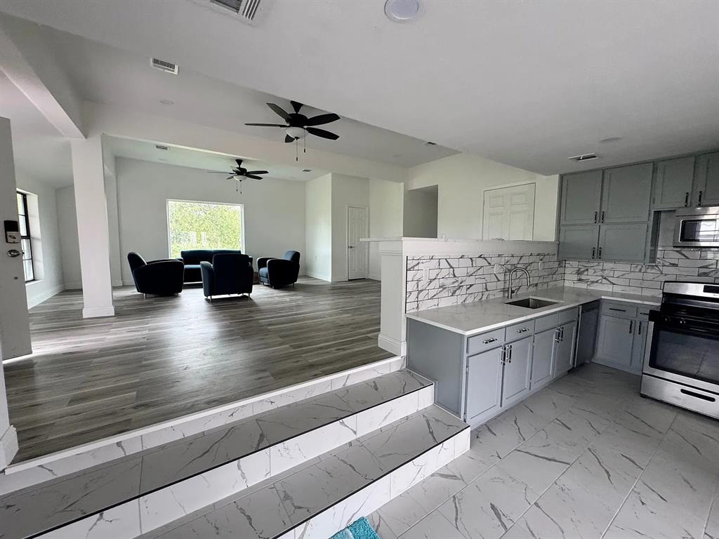 (VACTY3FOLD) CLS 3 FRAME 1999 & OLDER CITY OF VA - Residential Lease