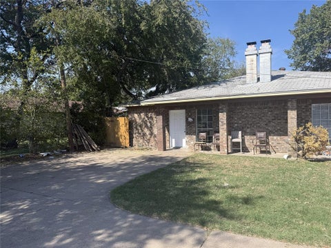 Photo of 809 E 6th Street, Irving, TX 75060 (MLS # 21420070)