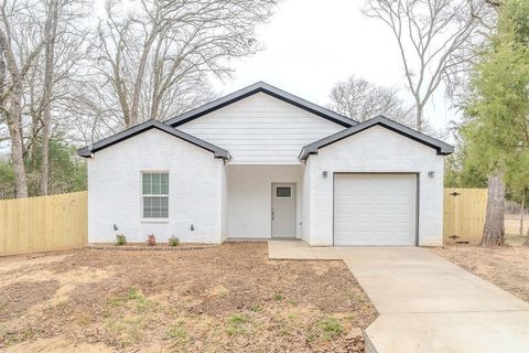 A home in Mabank