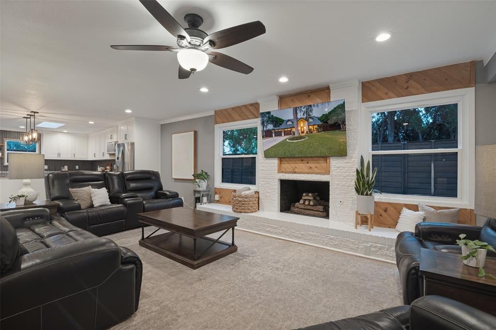 1102 Woodland Way