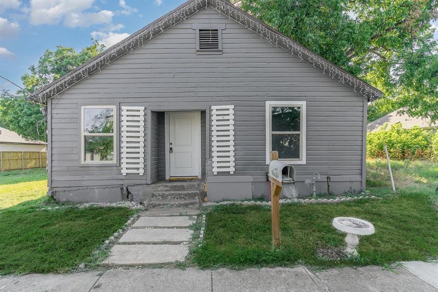 Enjoy comfortable city living in this updated 4 bedroom, 2 bath home offering a flexible and open layout designed for modern living. Prime location near Downtown Dallas with quick access to major highways, shopping, and dining. Perfect for those who want space without sacrificing convenience.