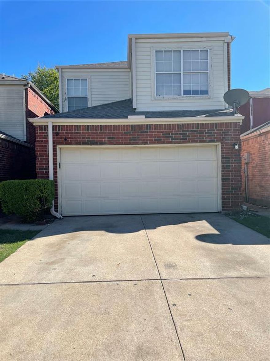 ****BACK ON MARKET ****3 Bedroom, 2 Bath, 2 Car Garage. New Roof completed July 2021 with Certification for Reduction in Residential Insurance Premium. Certification can be provided. Needs some TLC, paint and carpet. Outside of home is brick and vinyl siding. Call today for an appointment.
