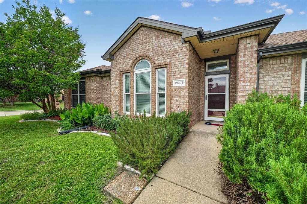 Photo of 2505 Ash Creek, Mesquite, TX 75181 (MLS # 21232757)