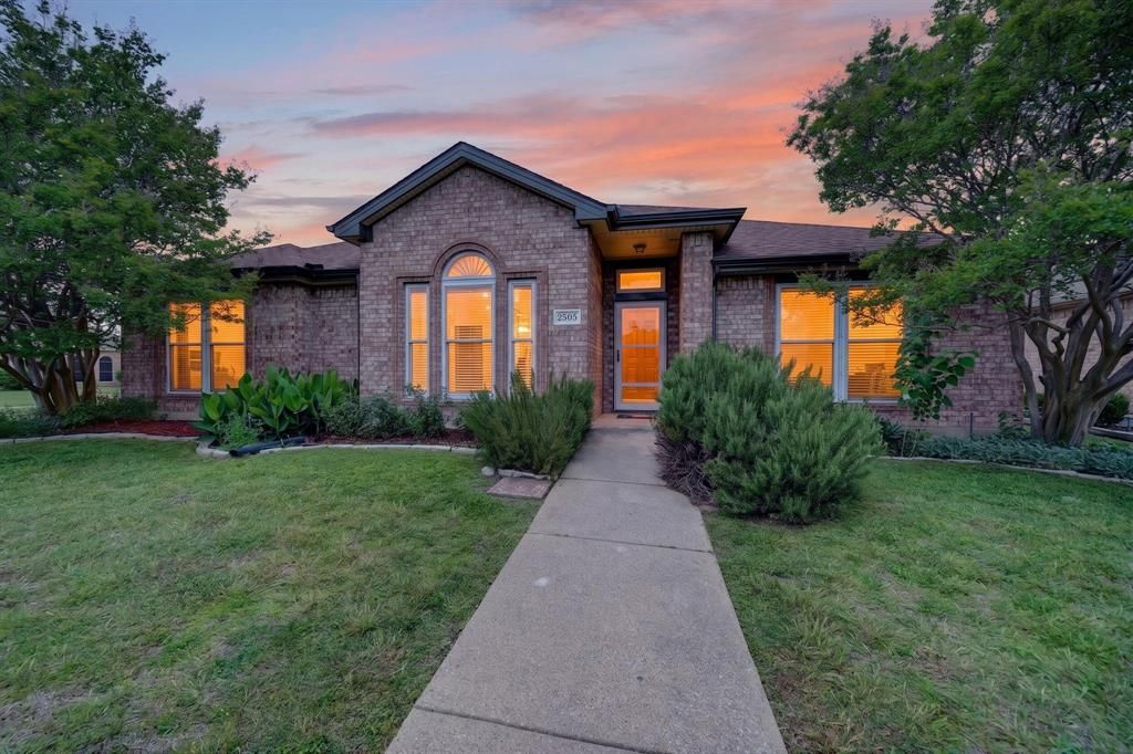 Photo of 2505 Ash Creek, Mesquite, TX 75181 (MLS # 21232757)