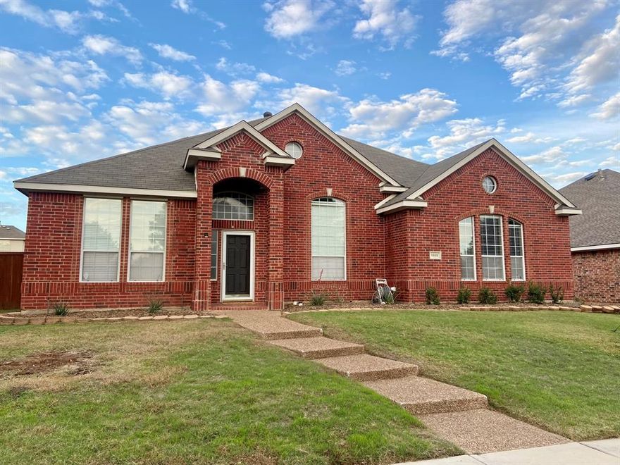 ***NEW blinds just installed!*** Very spacious 1 story home in prime Frisco location! 4 bed, 2.5 baths! Features nice updates and wood flooring throughout! Enjoy the Kitchen's quartz countertops, SS appliances, vented exhaust hood, and counter-height bar area. Open concept connects kitchen to dining room and massive main living room! Split bedroom design for privacy! Master suite features huge WIC and newly updated master bathroom. Nice open patio and good size backyard. Ready for quick move in!