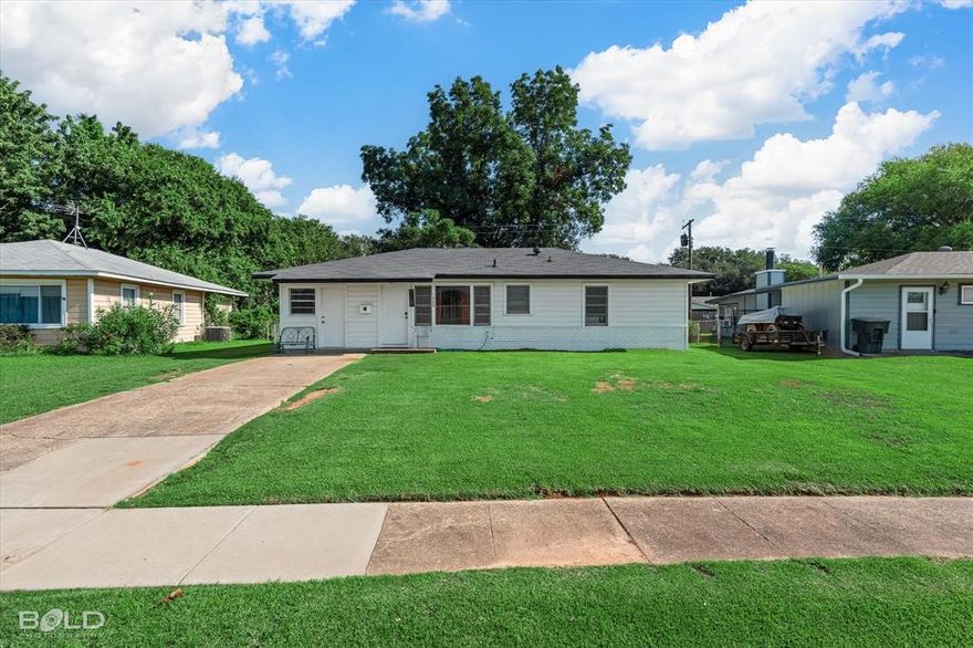 This charming 3 bedroom, 1 bath home offers over 1,190 square feet of comfortable living space in a convenient Bossier City location. Just minutes from I-20, local schools, shopping centers, and restaurants, this home provides easy access to everything you need for daily living. Whether you're a growing family, first-time buyer, or investor, this property is full of potential. With a functional layout and a prime location near key amenities, this home is ready to welcome its next owner! This home is currently tenant-occupied with renters paying $1,150 month. They are open to staying or moving out, making this a great opportunity for both investors and owner-occupants alike.  
This property can be sold as part of a 3-property package (2545 Lamar St. MLS# 21058853 and 604 Anthony St. MLS# 21058880).