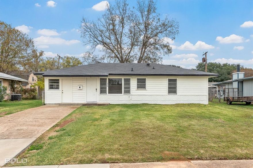 This charming 3 bedroom, 1 bath home offers over 1,190 square feet of comfortable living space in a convenient Bossier City location. Just minutes from I-20, local schools, shopping centers, and restaurants, this home provides easy access to everything you need for daily living. Whether you're a growing family, first-time buyer, or investor, this property is full of potential. With a functional layout and a prime location near key amenities, this home is ready to welcome its next owner! 
This property can be sold as part of a 3-property package (2545 Lamar St. MLS# 21058853 and 604 Anthony St. MLS# 21058880).