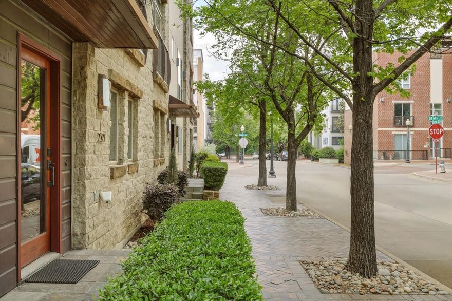 This move-in ready Uptown Dallas townhome offers 2 bedrooms, 2.5 baths, a spacious private study, and a rooftop terrace—all in a prime walkable location. Stylishly updated with modern finishes, an open-concept layout & abundant natural light, this turnkey home blends comfort, functionality, and urban convenience in the highly coveted State Thomas neighborhood.
A stunning $100k kitchen renovation features custom navy cabinetry, quartz countertops, high-end stainless-steel appliances, and a generous island that seamlessly connects to the living and dining areas. The home has been fully updated from floor to ceiling, including brand new hardwood floors, fresh paint, and updated lighting throughout.The expansive primary suite is a true private retreat, complete with a spa-inspired bathroom offering dual vanities, a walk-in shower, and a stand-alone tub. Secondary bedroom with en-suite bath offers flexibility for guests, while the third room can serve as a home office space or nursery. An expansive rooftop deck is the crown jewel of this home, featuring a built-in-bar and ample lounge seating, all set against breathtaking panoramic views of the Dallas skyline.Additional highlights include a two-car attached garage, ample storage space, and a wired Sonos surround sound system. Located just steps from Uptown’s best dining, shopping & nightlife, with close proximity to the Griggs Park, Katy Trail, West Village, this home delivers an unmatched urban lifestyle of convenience and luxury in one of Dallas’s most iconic neighborhoods.