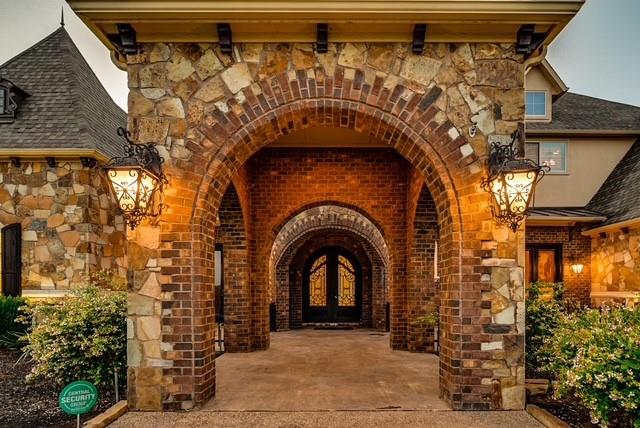 7001 Diamond Oaks Drive